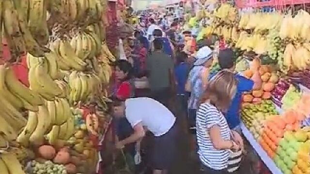 Sube precio de frutas tras huaicos al interior del país