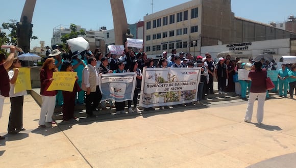 Enfermeras, obstetras, biólogos, psicólogos y otros profesionales participaron en la protesta bajo el Arco de la Ciudad Heroica. (Foto: Adrian Apaza)