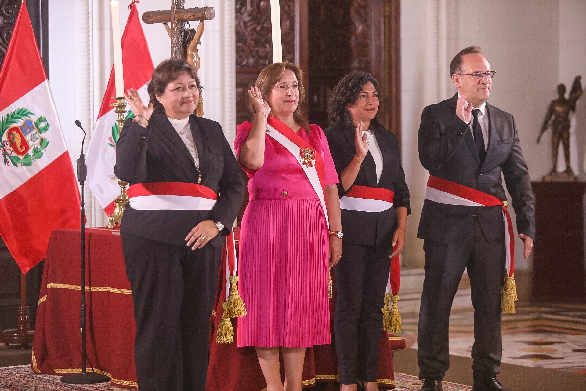 La alta rotación viene caracterizando a los tres gabinetes ministeriales de la presidenta Dina Boluarte. Los sectores con más alta cambios son Interior (6 ministros) y Educación (5 ministros). Sin embargo, permanecen inamovibles los cuestionados Juan José Santiváñez (Interior) y Eduardo Arana (Justicia). (Foto: Presidencia)
