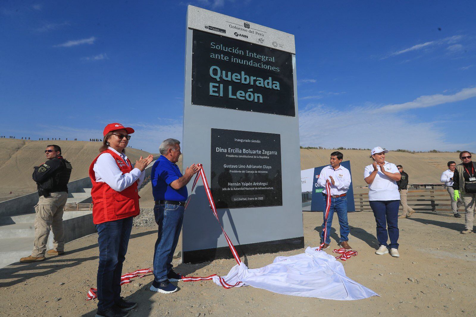 El 16 de enero de este año, Acuña y Boluarte en la inauguración de la obra de la quebrada El León para la protección de inundaciones por lluvias intensas. (Foto: Presidencia)
