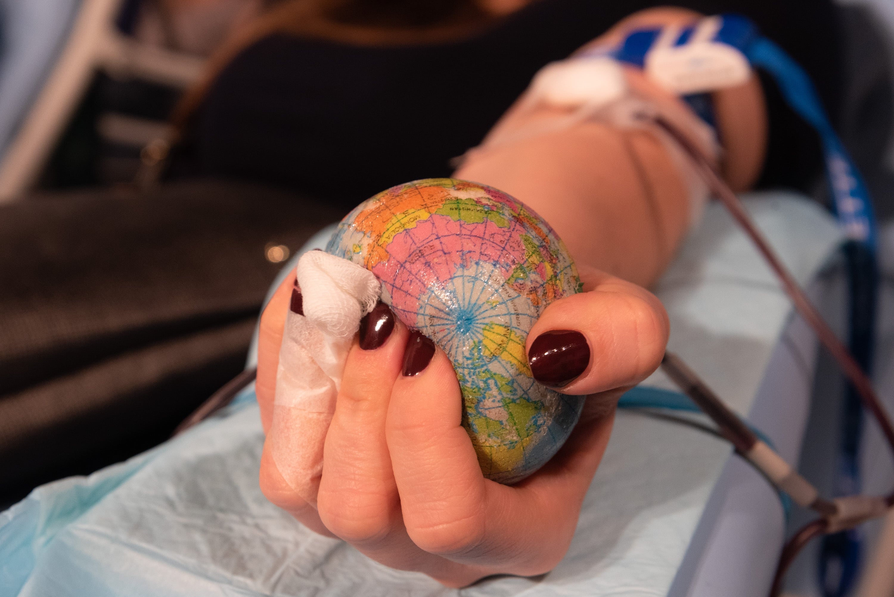 Solo uno de cada 100 peruanos dona sangre de forma voluntaria, según datos del Ministerio de Salud. Especialistas alertan que los mitos y la desinformación continúan siendo una de las principales barreras para aumentar las reservas sanguíneas del país.