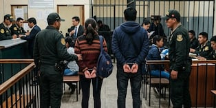 Mujer fue hallada con bienes sustraídos y con pastillas sedantes, su pareja es acusada de ser su cómplice. (Representación generada con IA)