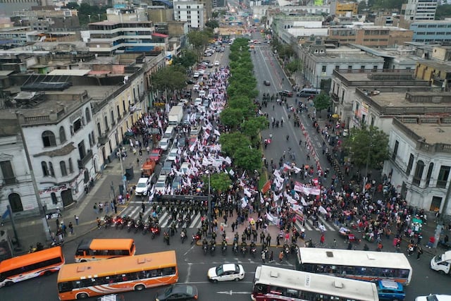 Marcha convocada por Juntos por el Perú se desarrolla bajo estricto resguardo policial