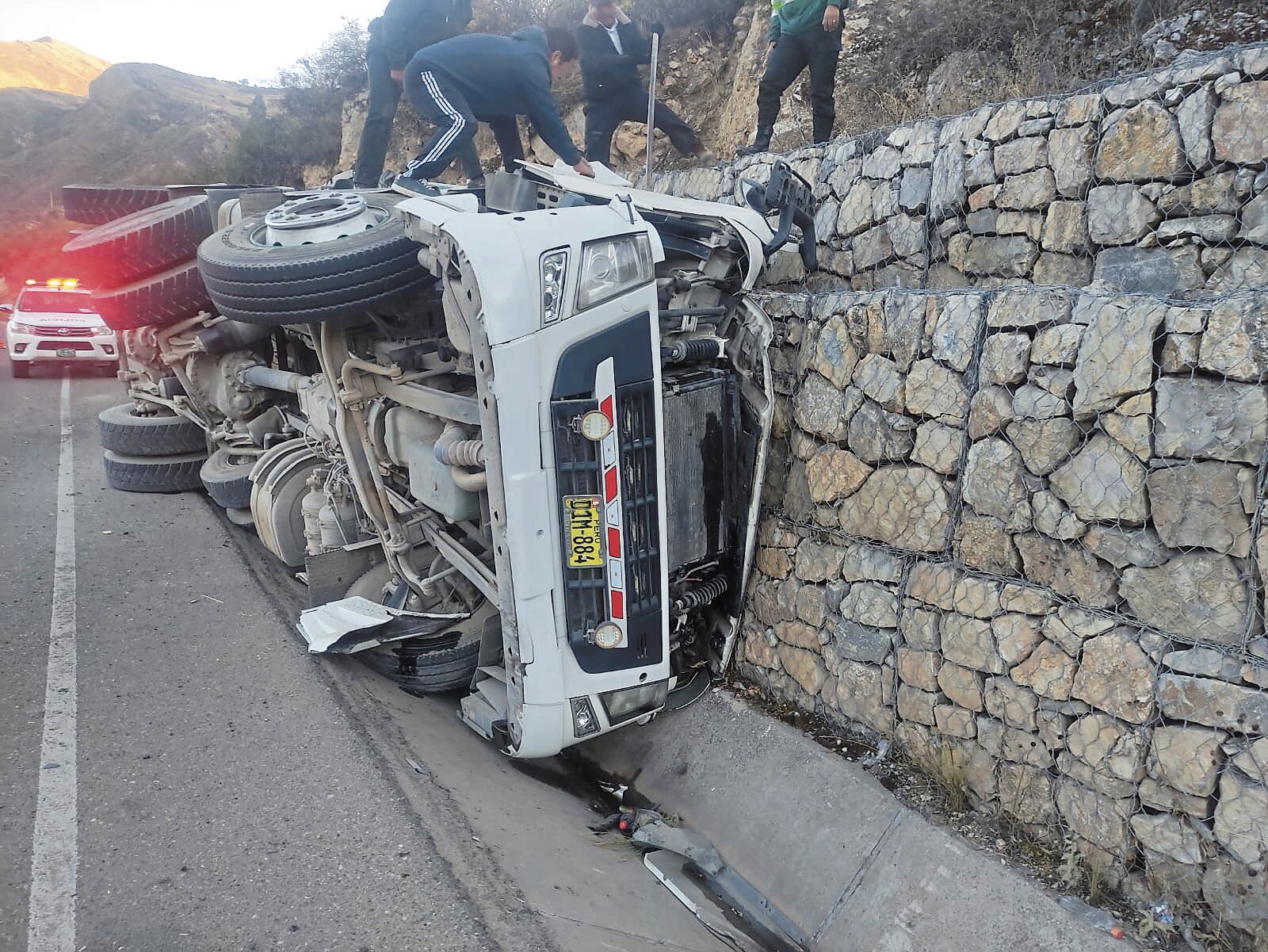 Camión se estrelló contra muro y murió el conductor