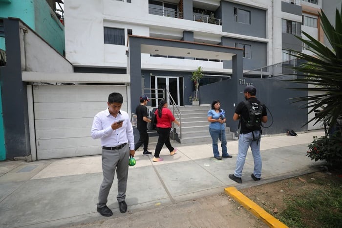 En los exteriores del departamento de José Jerí, la prensa espera ante posibles declaraciones del censurado expresidente. (Foto: Antonio Melgarejo/ @photo.gec)