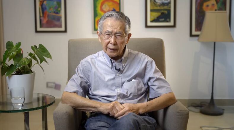 Al conocerse el fallecimiento de Alberto Fujimori, el Pabellón Nacional deberá izarse a media asta en todos los edificios públicos, bases militares, buques, establecimientos policiales y otras dependencias del Estado (YouTube: Alberto Fujimori)