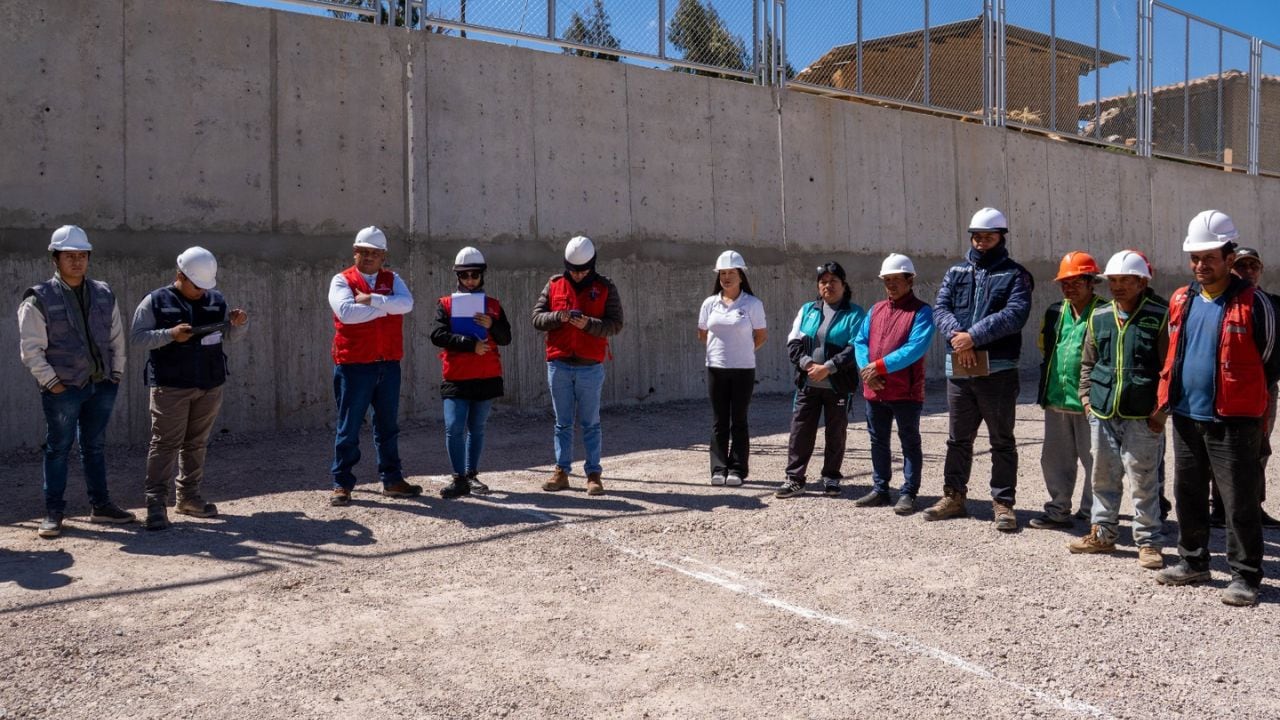 Construcción de institución educativa en riesgo.