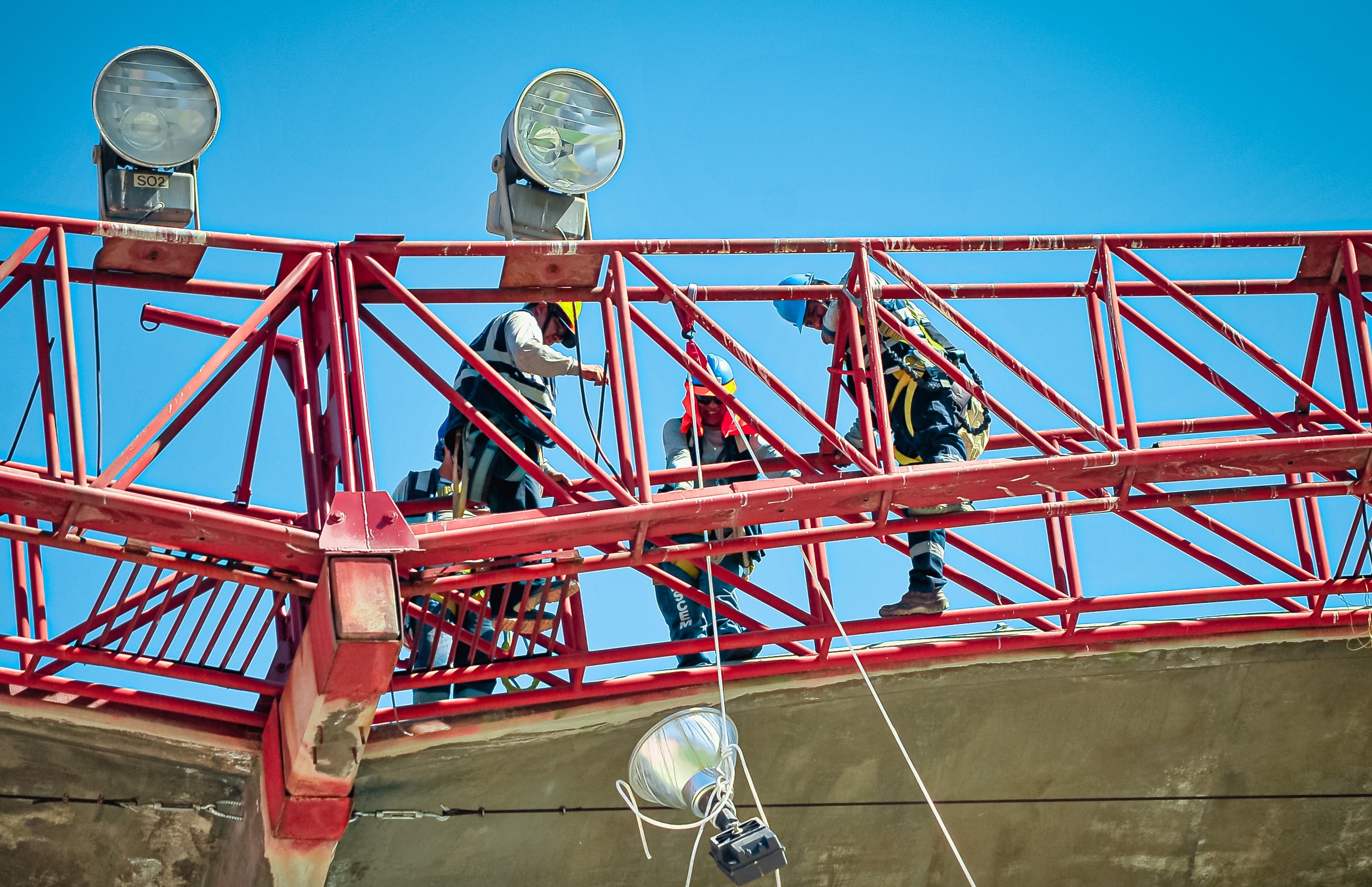 Obreros retiran las luces antiguas del coloso agustino. Foto: FBC Melgar.