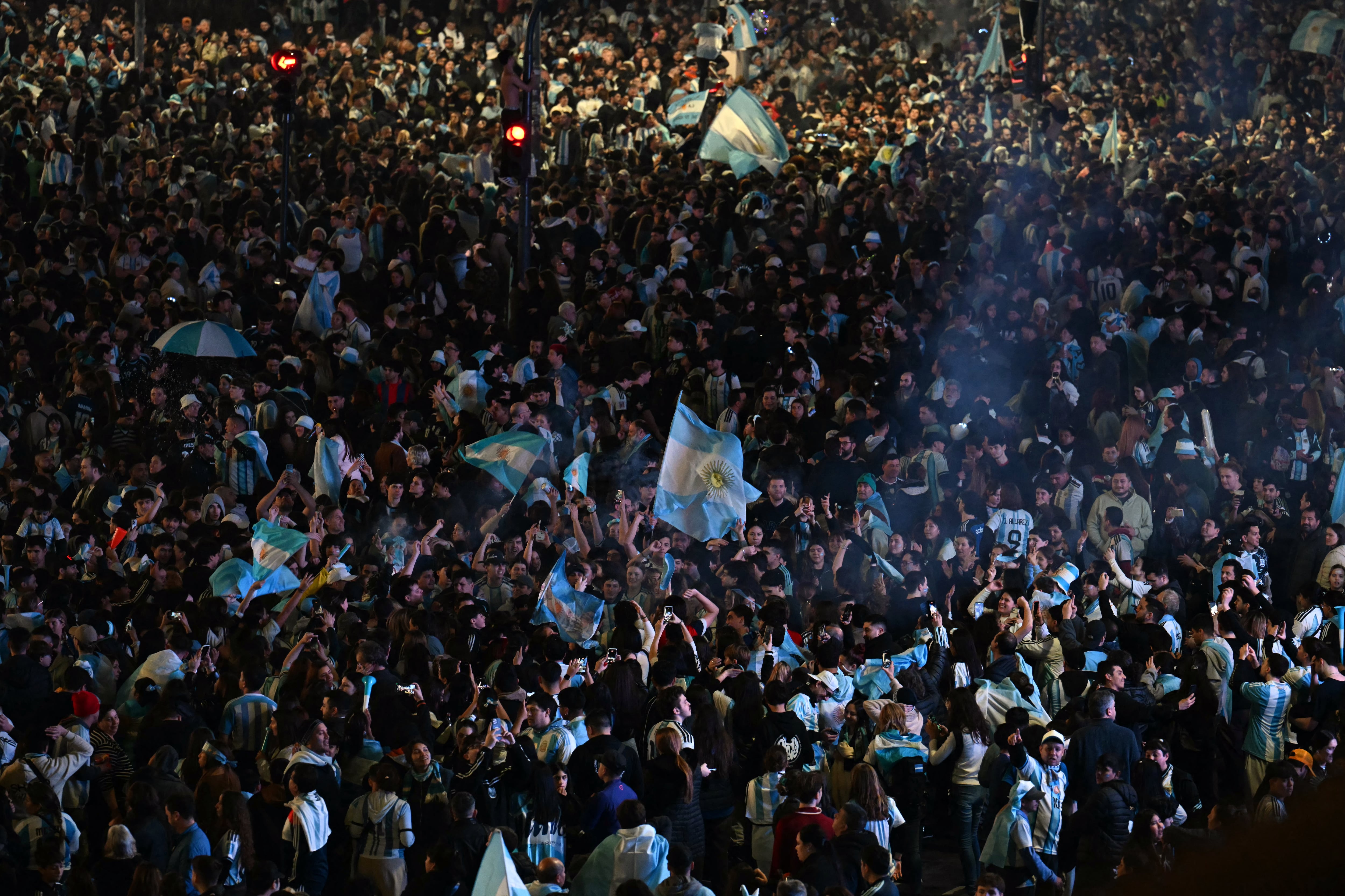 Hinchas festejan el pase de Argentina a la final del Mundial 2026. (Photo by Luis ROBAYO / AFP)