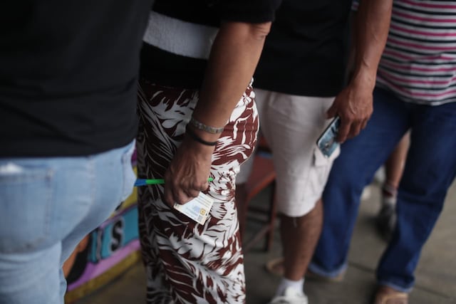 Se apertura las mesas de sufragio en el colegio San Luis Gonzaga de SJM, personas aún tienen quejas por el trabajo del personal de ONPE (Fotos: Julio Reaño/@photo.gec)