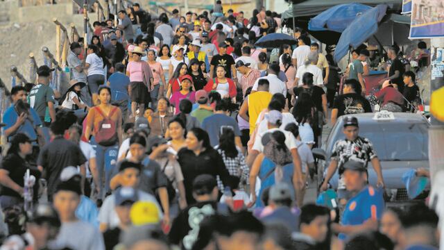 Multitud abarrotó el camino que conduce a la cima del cerro ubicado entre el Rímac y SJL.
