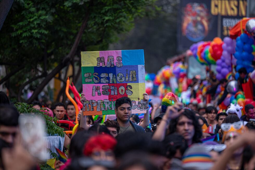 Cientos de personas se suman a Marcha del Orgullo