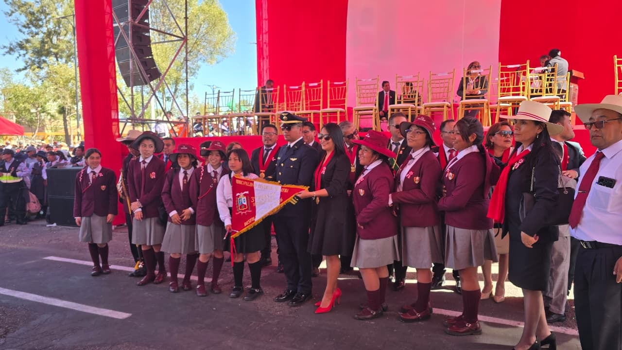 Tercer puesto, secundaria, en Cayma en desfiles ecolar por Fiestas Patrias en Arequipa. (Foto: Yunsu Pariapaza/@photo.gec)