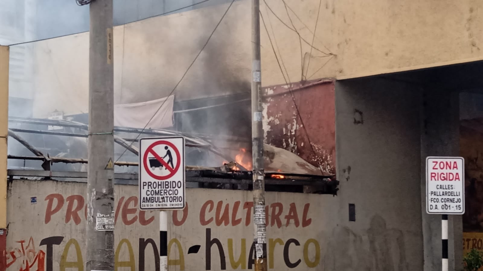Llamas afectaron zona conocida como La Rampa frente a la avenida Bolognesi. (Foto: Correo)