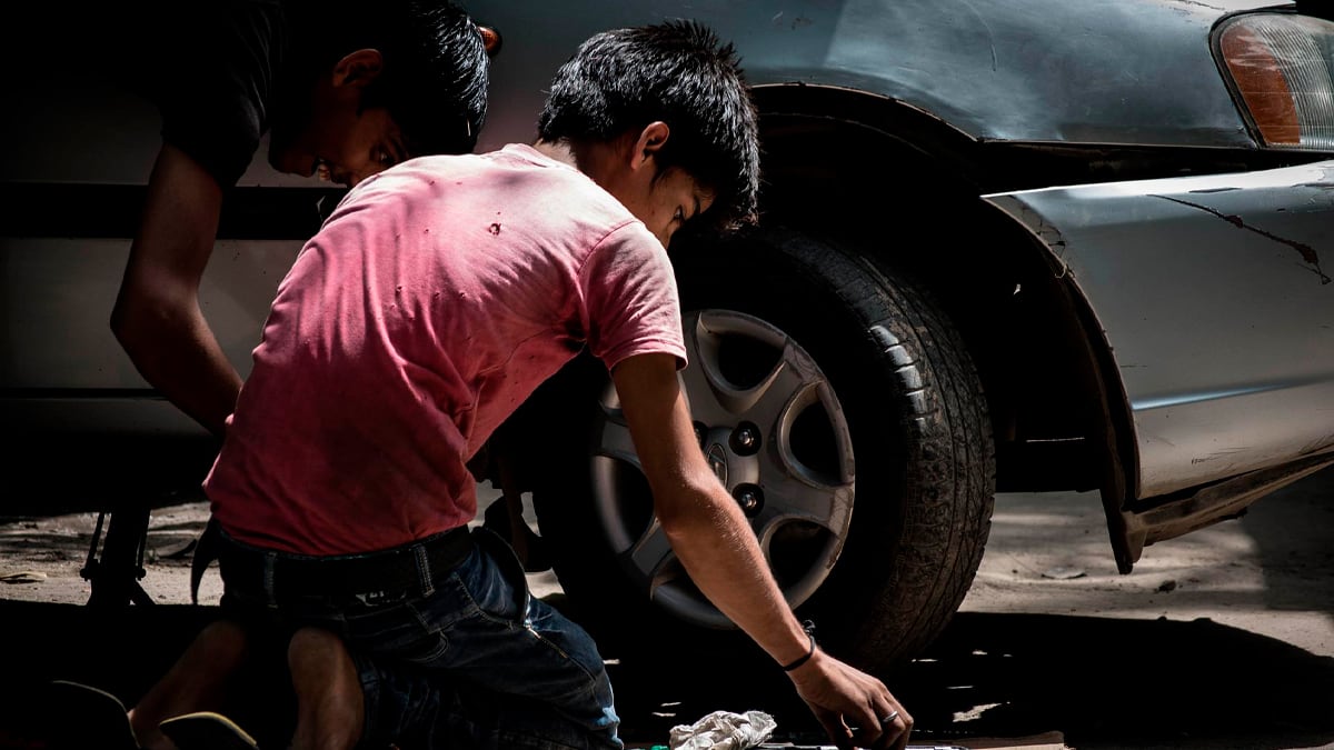 Según expertos, la falta de empleo formal y protección social empuja a niños y adolescentes al trabajo precoz, especialmente en zonas rurales. Urgen políticas públicas con enfoque territorial.