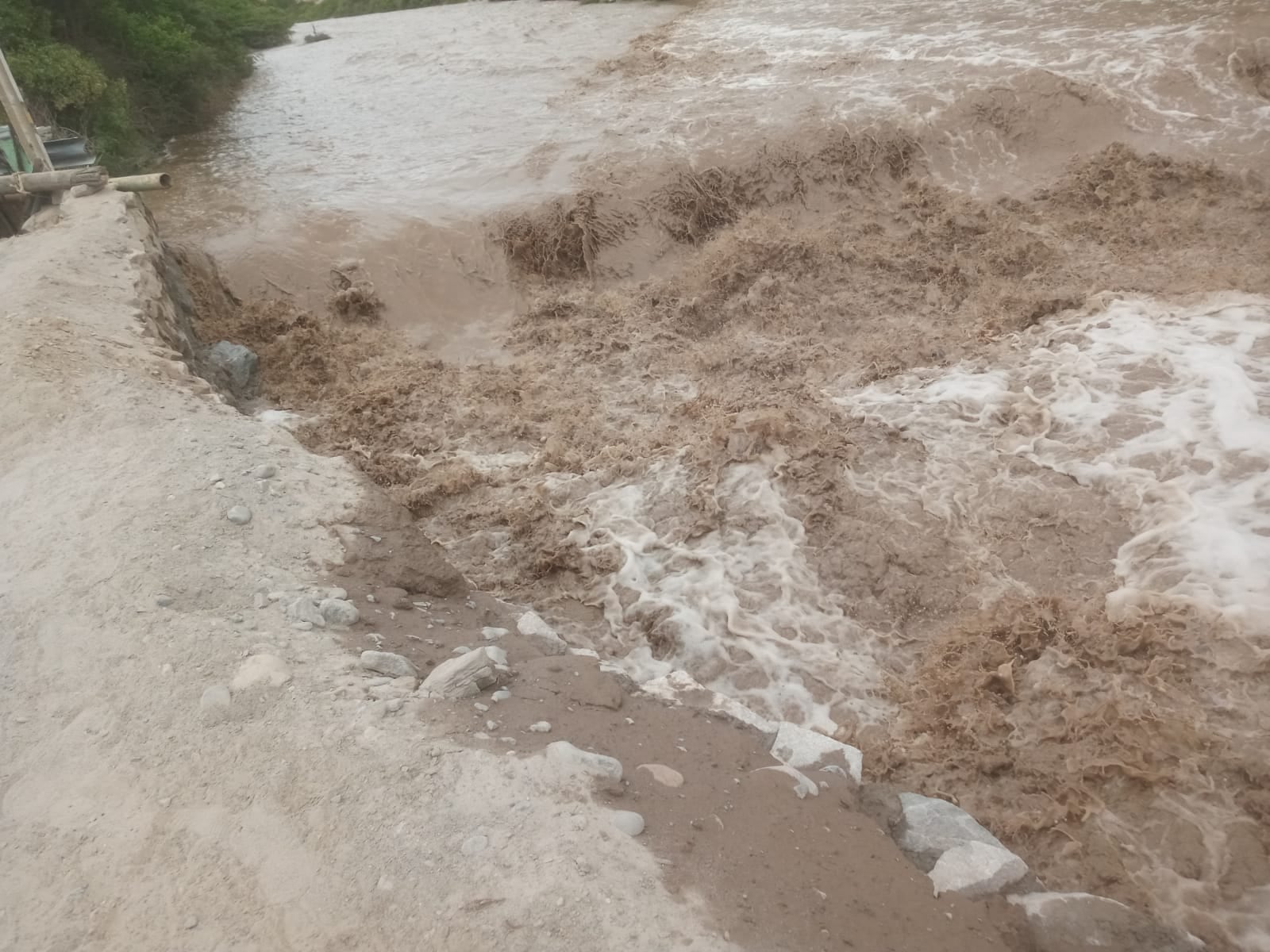 Desborde del Río Anexo de Pescadores, en Ocoña, provincia de Camaná, pone en peligro a pobladores. Foto: Municipalidad de Ocoña.