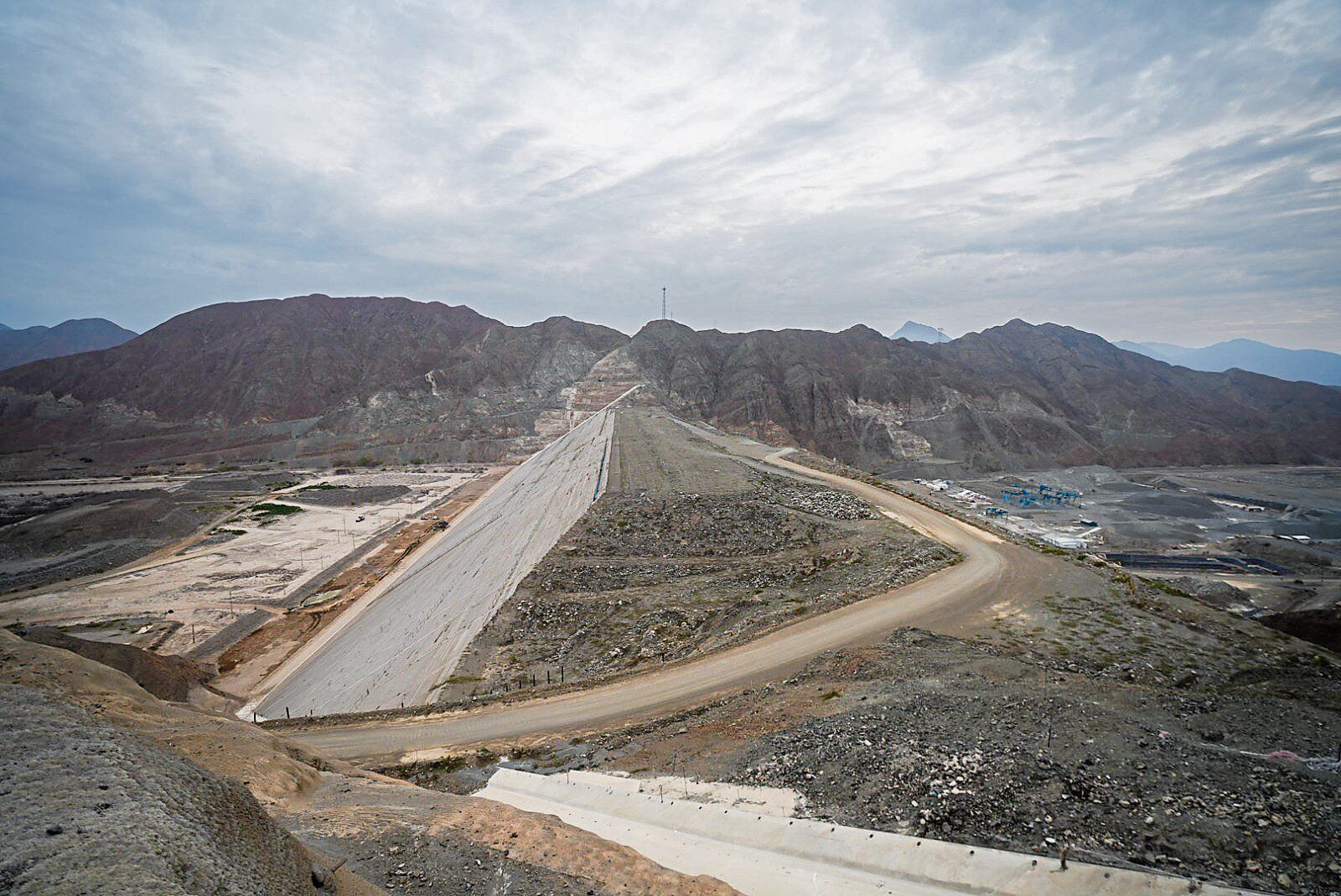 La ministra de Desarrollo Agrario y Riego, Jennifer Contreras, arribó ayer a Trujillo y sostuvo una reunión técnica con César Acuña. Al finalizar encuentro, anunció que en tres meses el Gobierno de Canadá retomará ejecución del 30% de la Presa Palo Redondo. En tanto, inicio de trabajos en Canal Madre esperará un poco más.