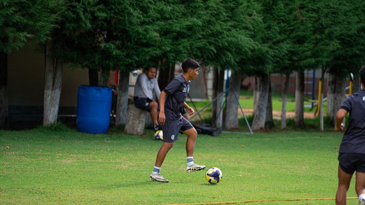 El futbolista de 18 años, natural del distrito de Salaverry, espera seguir forjándose un nombre en el fútbol.