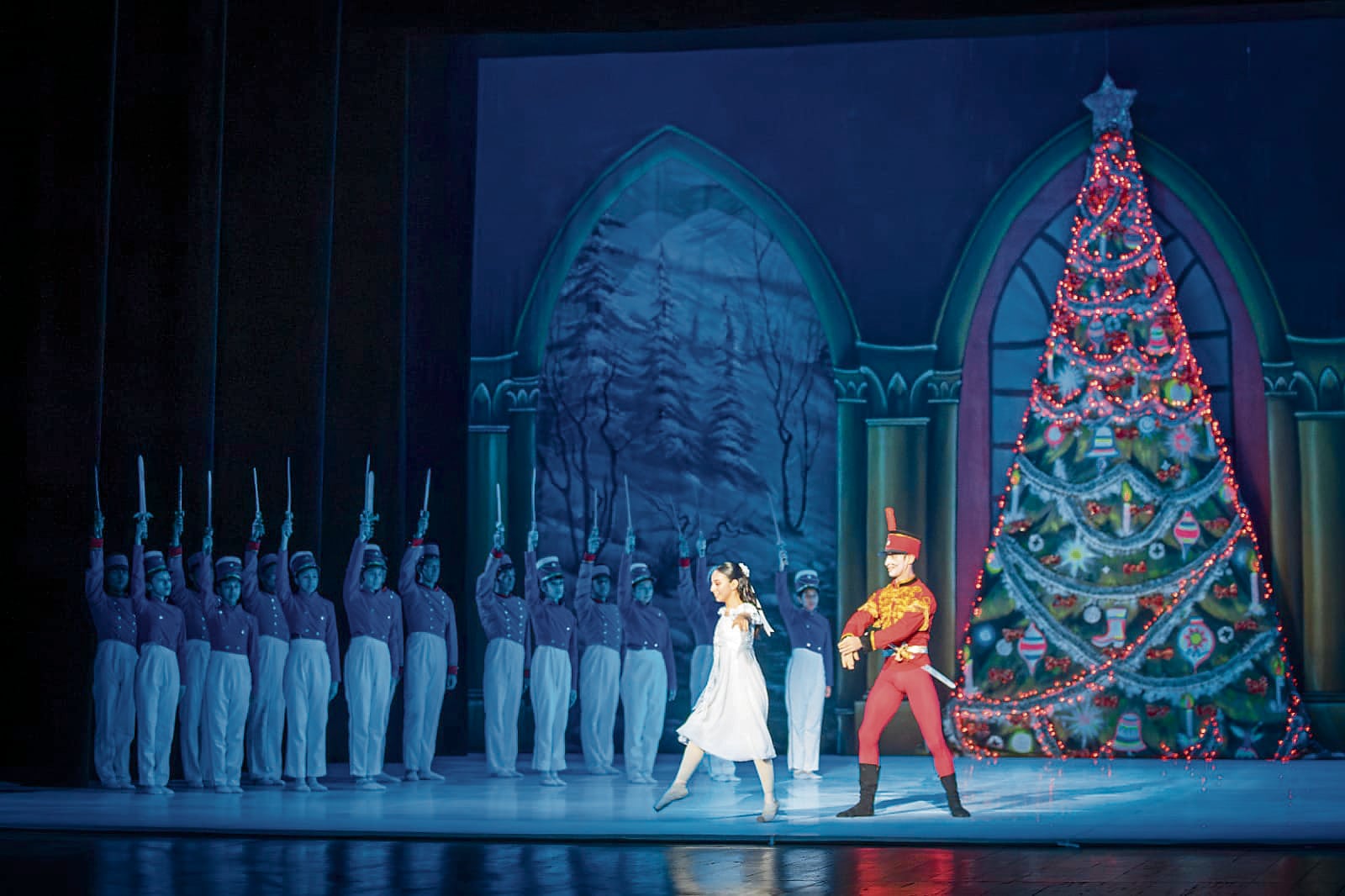 Más de 100 bailarines darán vida a la encantadora historia de Clara y su muñeco Cascanueces, embarcados en una aventura inolvidable.