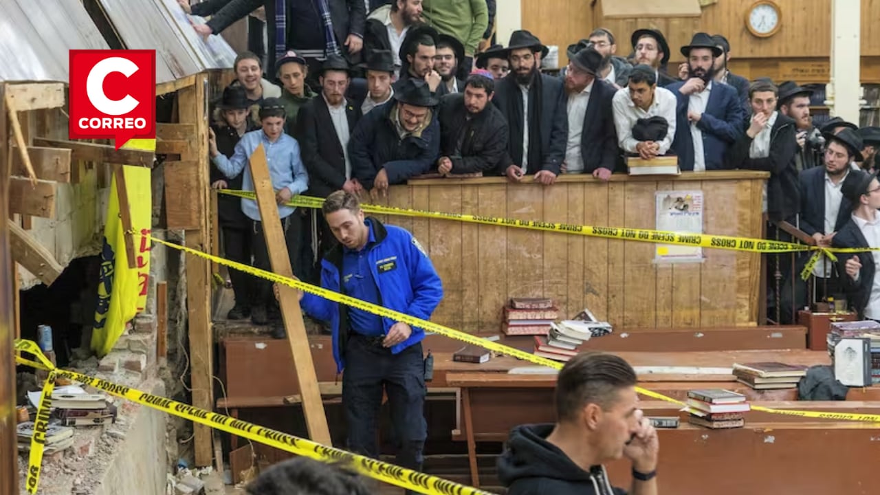 Estudiantes judíos jasídicos observan mientras las autoridades establecen un perímetro alrededor de una pared perforada en la sinagoga que lleva a un túnel excavado por estudiantes, el lunes 8 de enero de 2024, en Nueva York.
Foto: Difusión