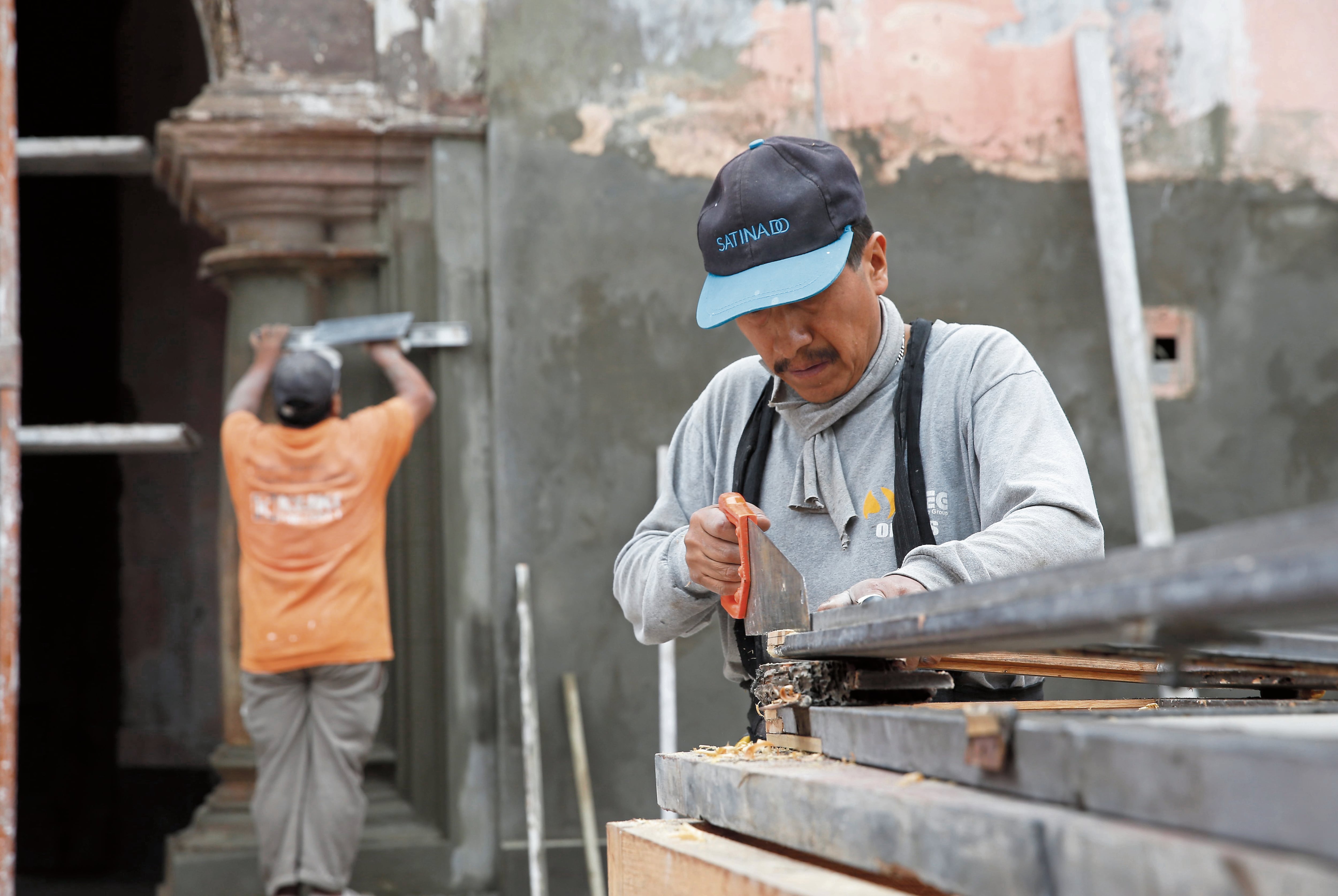 FOTOS DE UNA PERSONA REALIZANDO LABORES DE MANTENIMIENTO Y CARPINTERIA.
