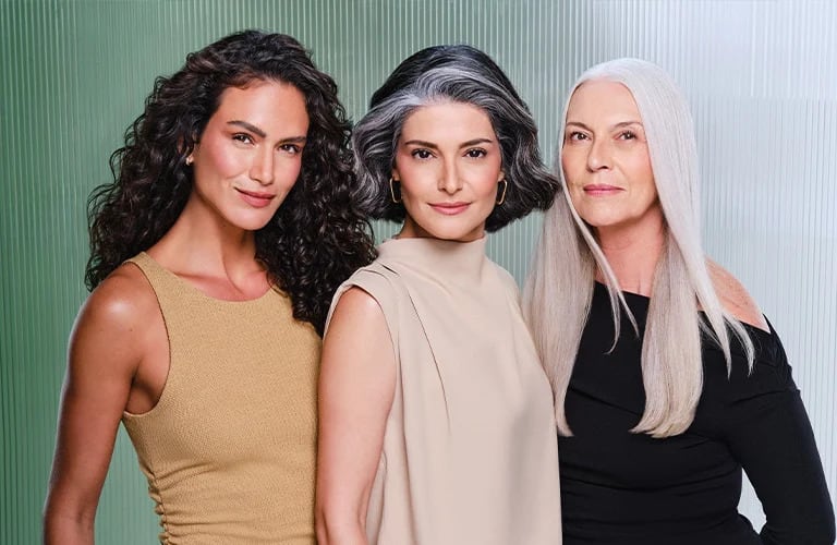 Aunque las canas forman parte de un proceso natural, también suelen estar acompañadas de cambios en la estructura capilar. Expertos recomiendan adoptar cuidados específicos para preservar la fortaleza, hidratación y densidad del cabello.