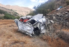 Arequipa: Amigos a bordo de una camioneta caen a un barranco en Yura y viven