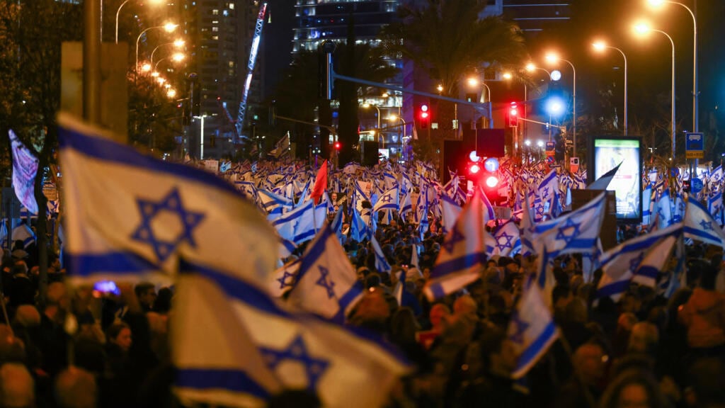 Manifestantes toman las calles de Israel para exigir la salida de Benjamin Netanyahu. Foto: France 24.