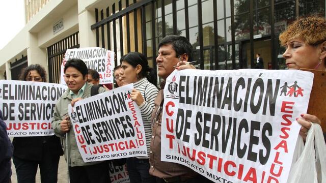 Trabajadores de EsSalud protestan dentro de la Catedral de Lima