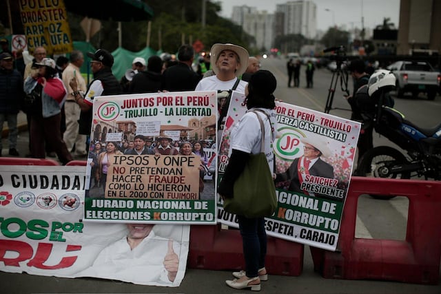 Marcha convocada por Juntos por el Perú se desarrolla bajo estricto resguardo policial