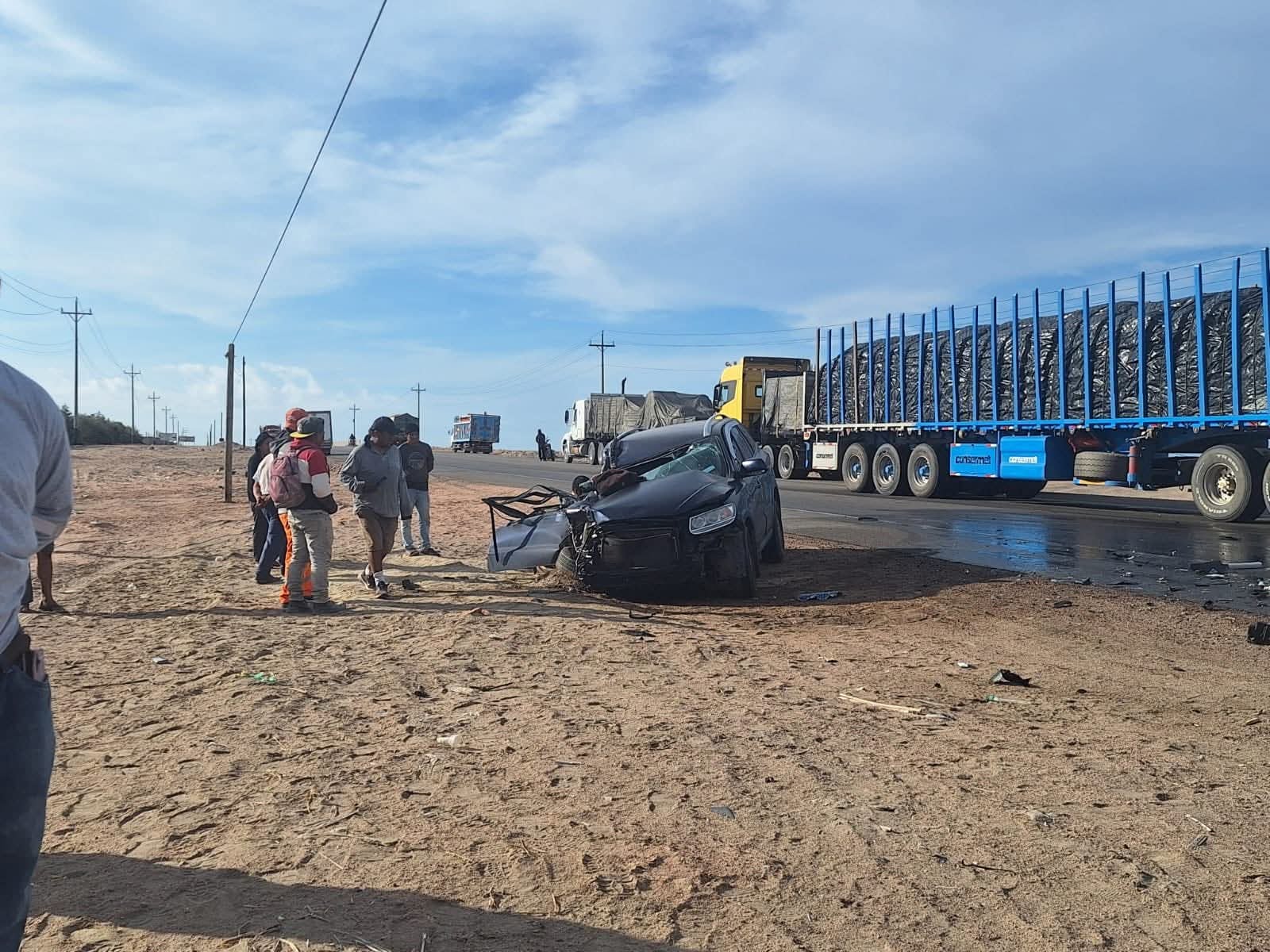 Choque frontal entre camioneta y camión en el distrito de Mariscal Cáceres, provincia de Camaná. Foto: Chisme noticias Camaná.