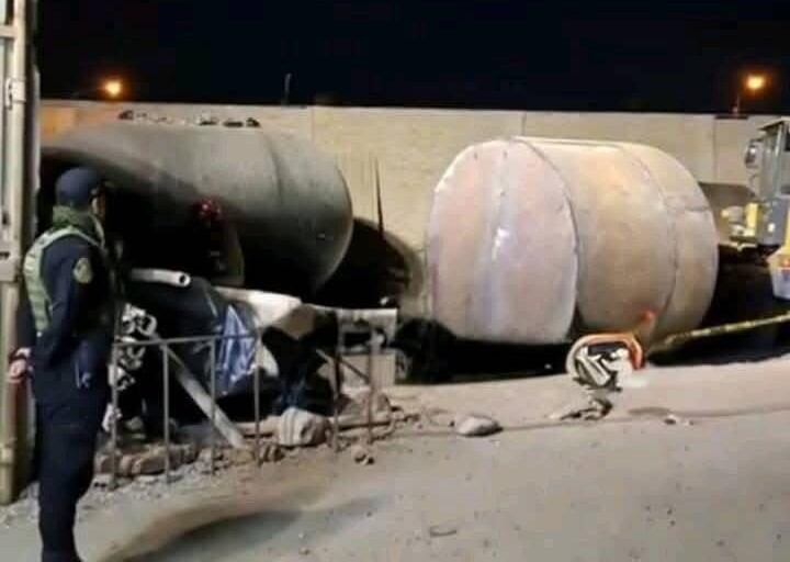 El padre de familia y su amigo habían acudido a realizar unas labores de soldadura en un nuevo grifo, pero una cisterna con combustible explotó y les causó la muerte