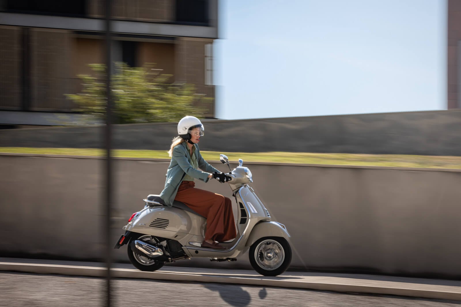El mercado de motocicletas y trimotos supera las 385 mil unidades vendidas entre enero y agosto de 2026. Antes de elegir un scooter, especialistas recomiendan revisar su adaptación al uso diario.