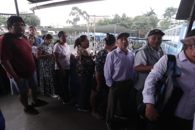 Se apertura las mesas de sufragio en el colegio San Luis Gonzaga de SJM, personas aún tienen quejas por el trabajo del personal de ONPE (Fotos: Julio Reaño/@photo.gec)