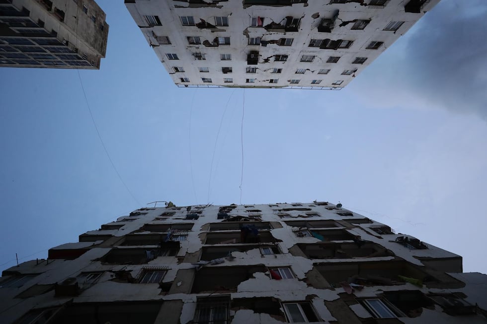 Edificios dañados por los terremotos, en la localidad de Catia La Mar, en el estado costero de La Guaira (Venezuela) este jueves. EFE/ Ronald Pena R.