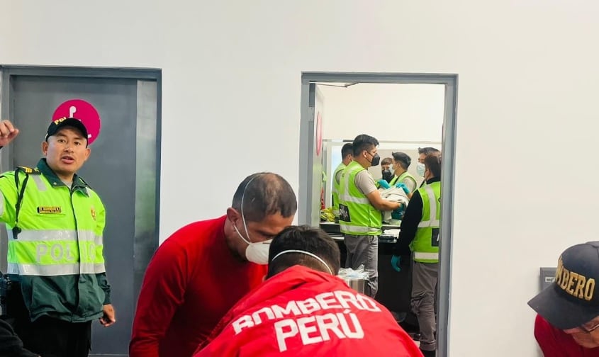 La pasajera fue atendida de emergencia en los servicios higiénicos del terminal aéreo de Huanchaco y trasladada junto a su bebé al Hospital Regional Docente de Trujillo.