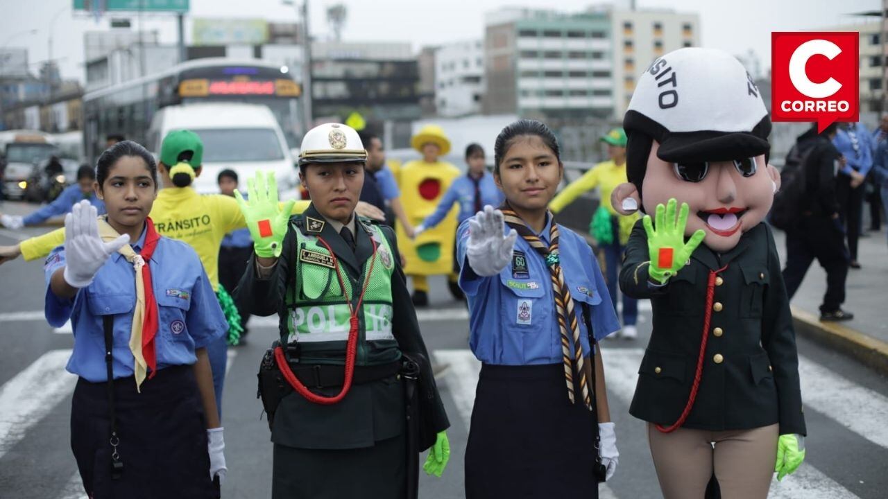 Scouts dirigen el tránsito en Ovalo Grau en homenaje a Santa Rosa, patrona de la Policía Nacional del Perú.
Fotos Britanie Arroyo/ @photo.gec