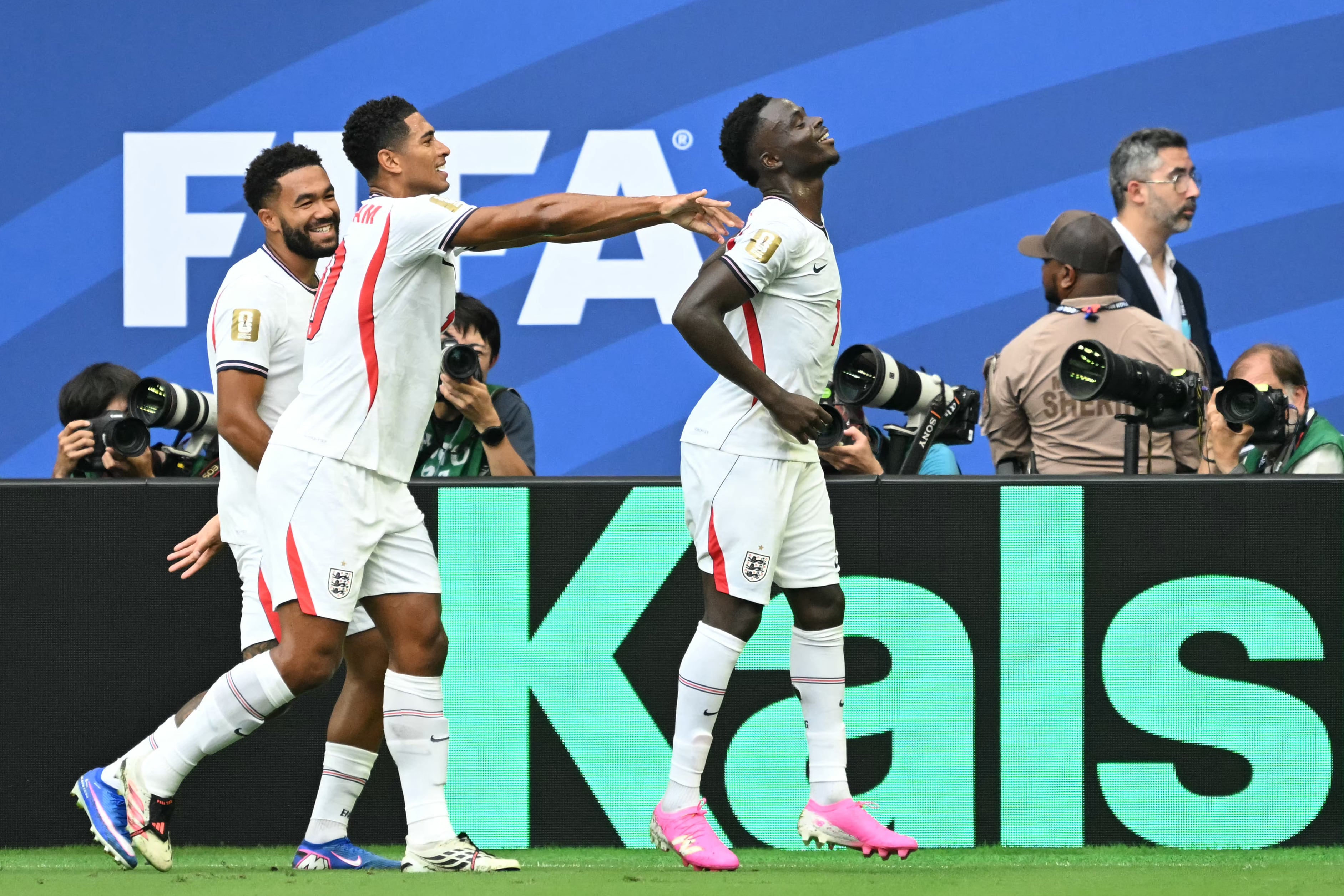 Bukayo Saka anota el quinto para Inglaterra 5-3 Francia, por el tercer puesto del Mundial 2026. (Photo by CHANDAN KHANNA / AFP)