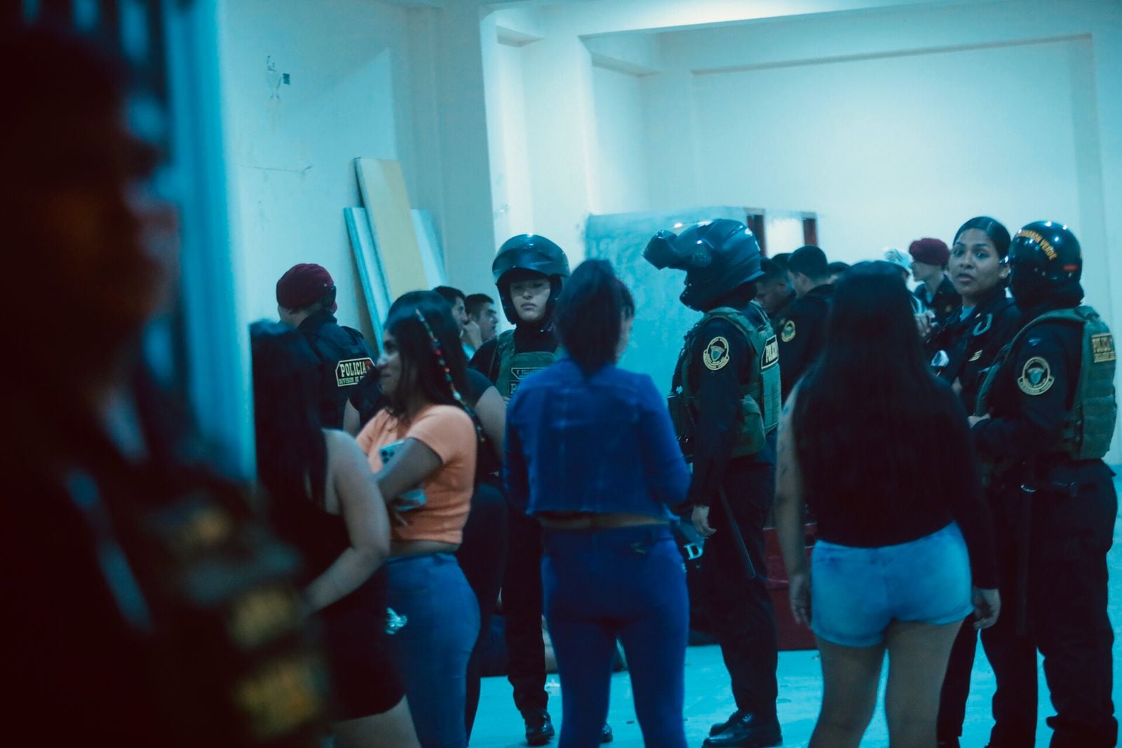 El operativo policial se realizó en un inmueble de la avenida Las Torres, donde se incautaron armas y explosivos. Los intervenidos fueron trasladados al Depincri. (Foto: GEC)