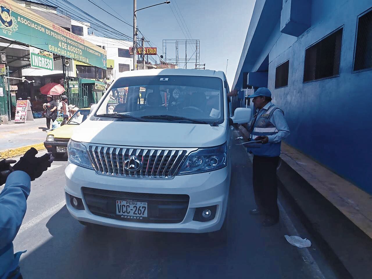 Inspectores el operación al transporte informal. Foto: GEC