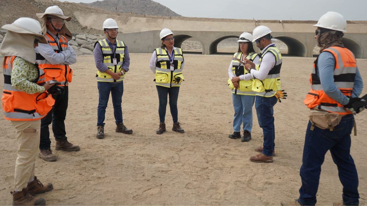 Ante el anuncio de nuevas lluvias acudió el personal de la municipalidad de Alto Trujillo.