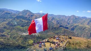 La Libertad: Embanderan cerro “El Chillín” para celebrar Fiestas Patrias 