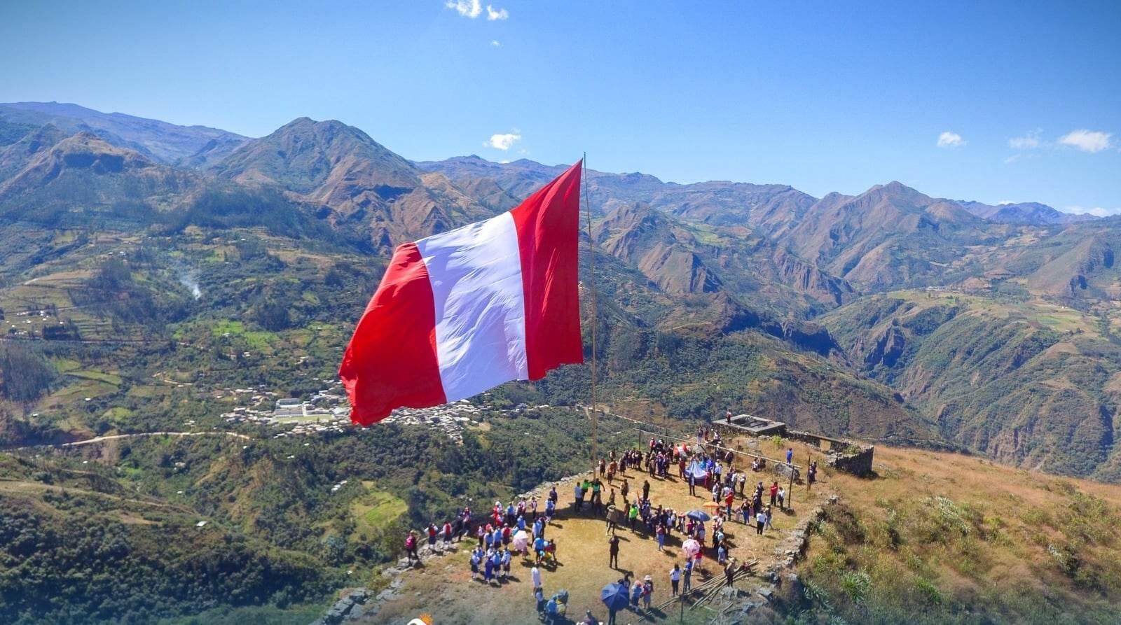 El embanderamiento es promovido por la Unidad de Gestión Educativa Local de Otuzco y cuenta con la intervención de diversas autoridades.