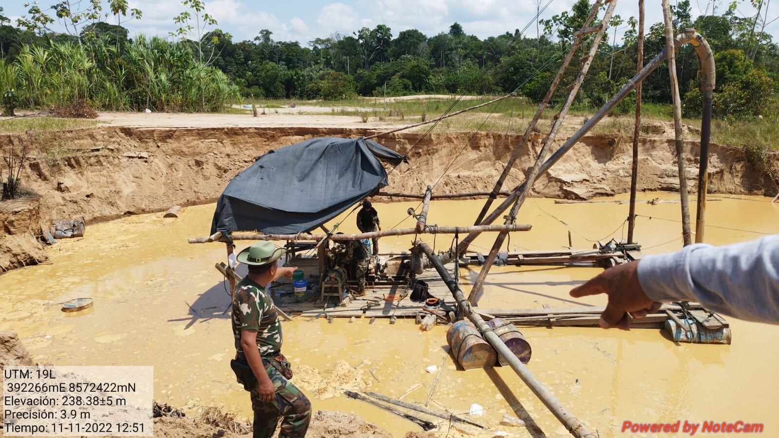 Policías de la Dirmeamb intervienen una poza de extracción de oro en Puerto Maldonado, Madre de Dios. (Foto: PNP)