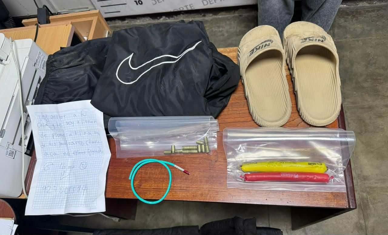 Los adolescentes, de 15 y 17 años, estaban en posesión de tres celulares, artefactos explosivos, doce casquillos de municiones 9mm percutidos, un manuscrito extorsivo; una mecha explosiva y un detonador.