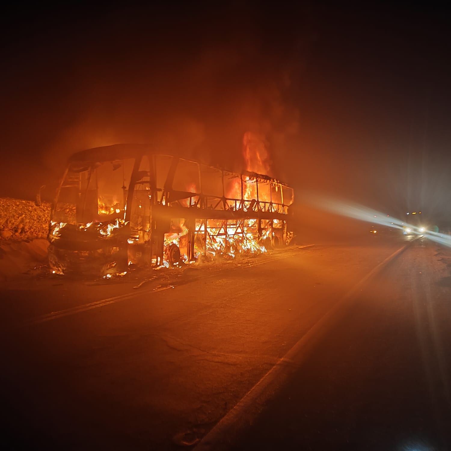Bus se incendia en Carretera Yauca, en Caravelí. Foto: Difusión.