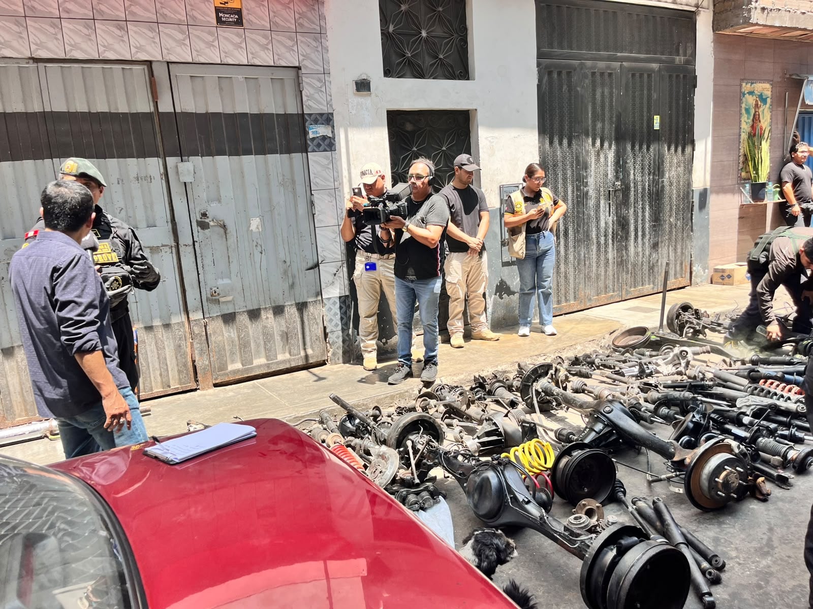 Un despliegue conjunto de 240 efectivos de la Policía Nacional y el Ejército intervino diez locales en pasajes del distrito de San Luis, donde decomisaron cientos de piezas vehiculares.