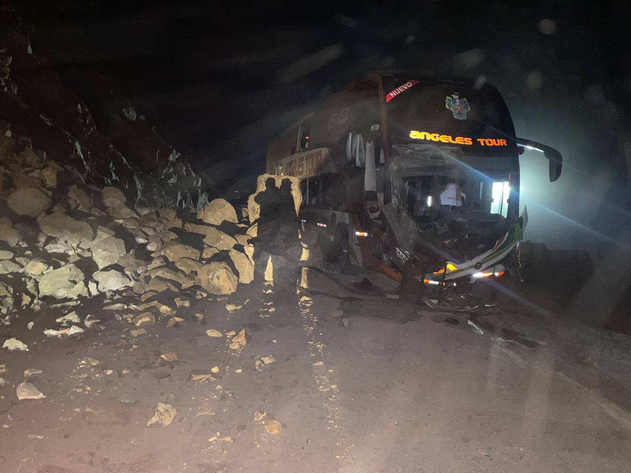 Derrumbe de rocas en la Panamericana Sur deja cuatro heridos en un bus (VIDEO)