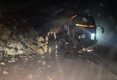 Derrumbe de rocas en la Panamericana Sur deja cuatro heridos en un bus (VIDEO)
