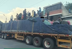 Extranjeros exponen a menores en la parte superior de remolque en la ruta Nasca - Cusco